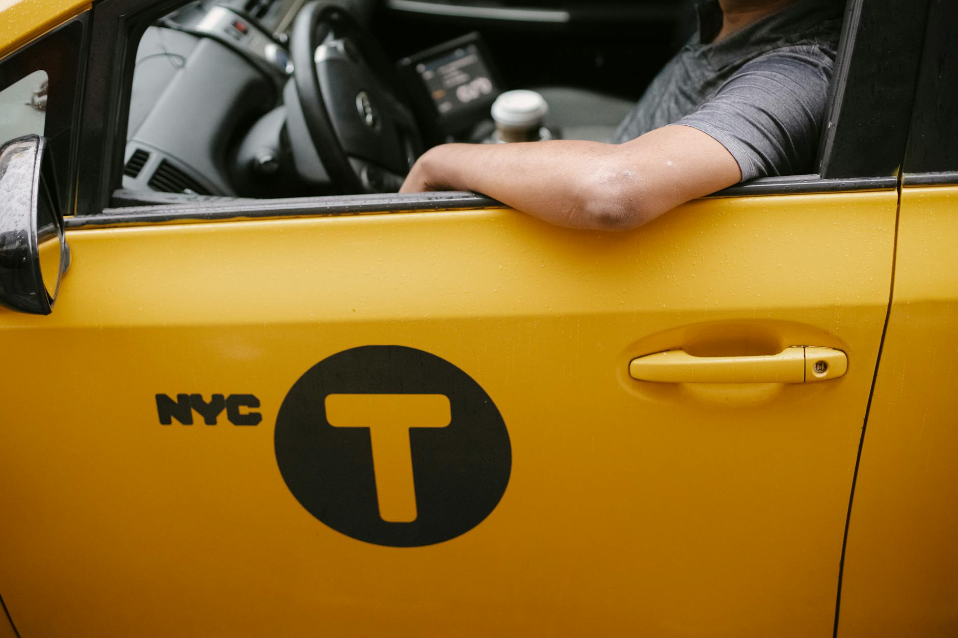 Twee werknemers, 46,2 miljoen aan activa – megaboete voor geheimzinnige taxi-app legt band tussen Rusland en de Amsterdamse Zuidas bloot