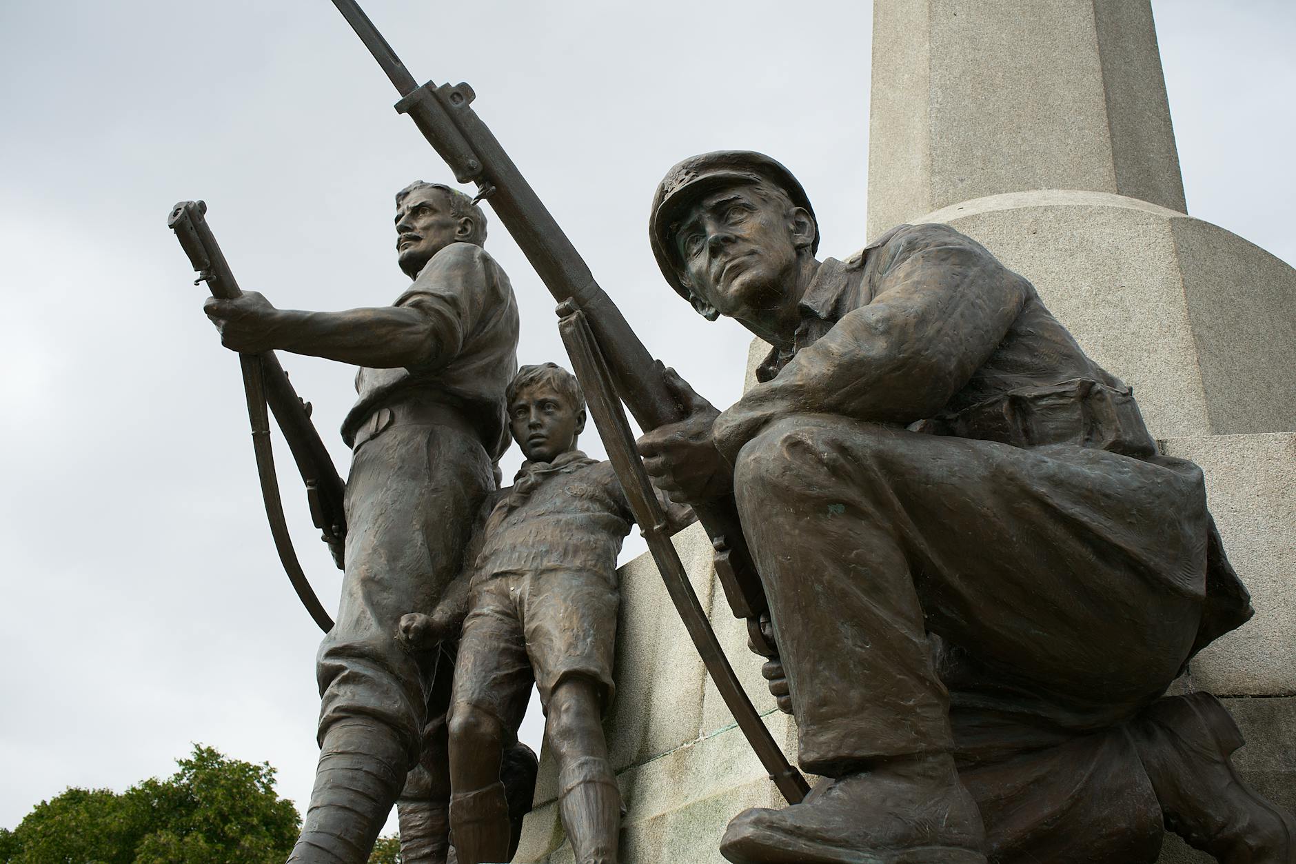 Leerlingen maken oorlogsmonument schoon voor Dodenherdenking