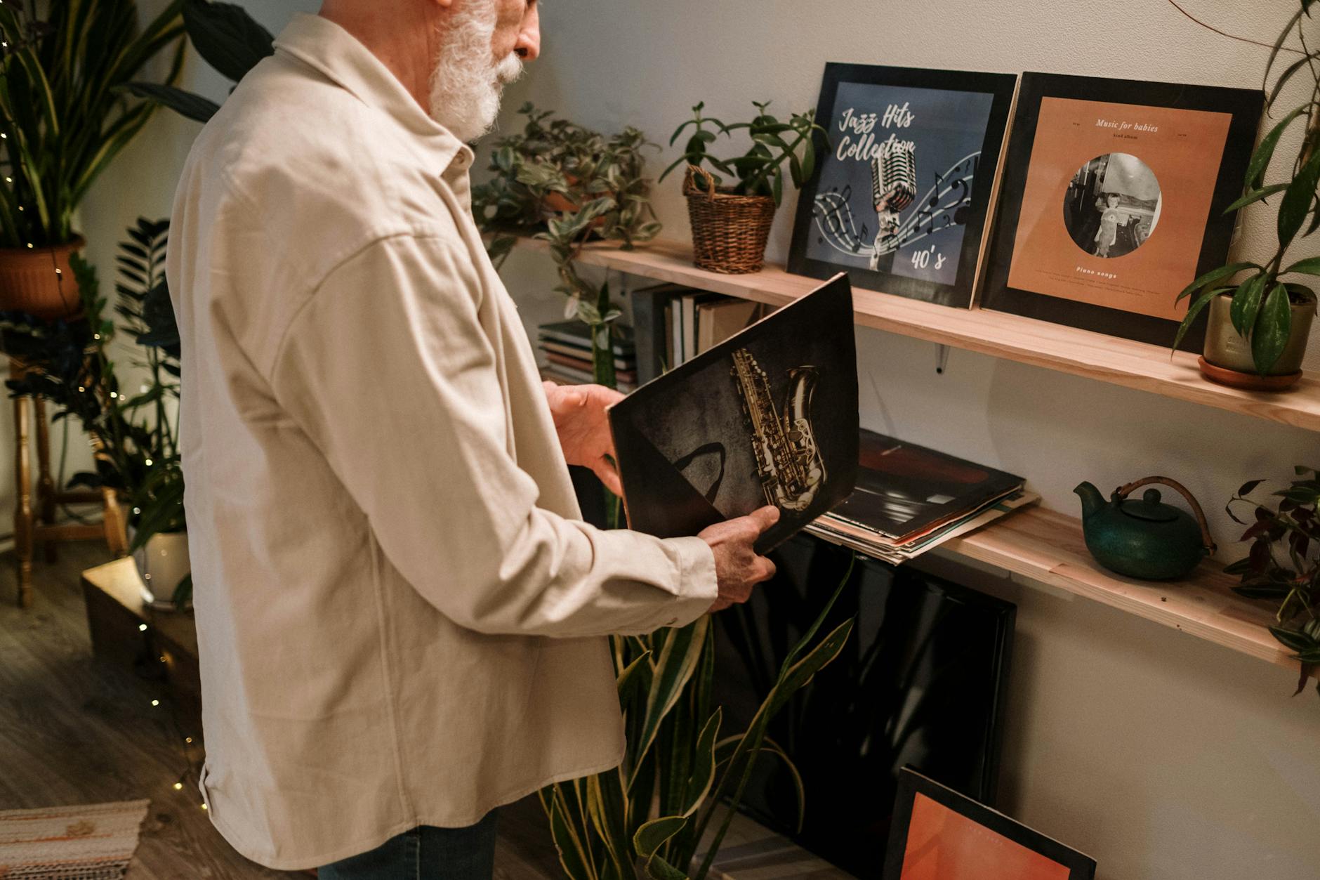 Opa Joop (80) is heuse internethit met zijn muziek: 'Echte liefde bestaat'