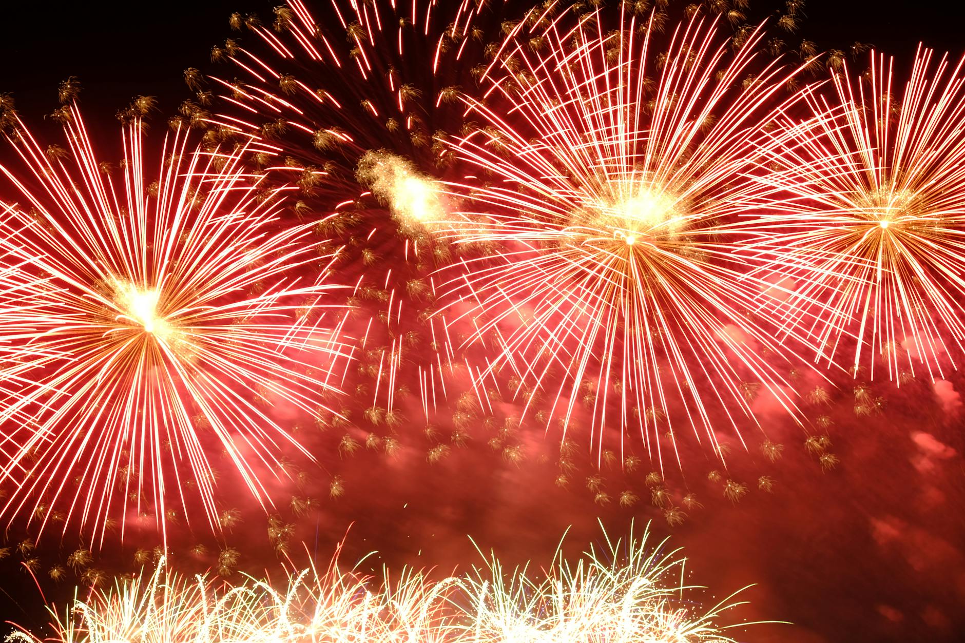 Hilversum - Politie bekogeld met vuurwerk in Hilversum
