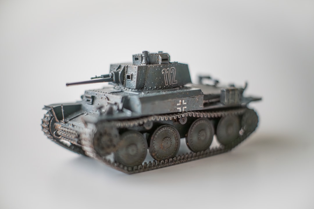 Nazivlaggen in de woonkamer en helmen bij de trap: Michaels huis is een geschiedenismuseum