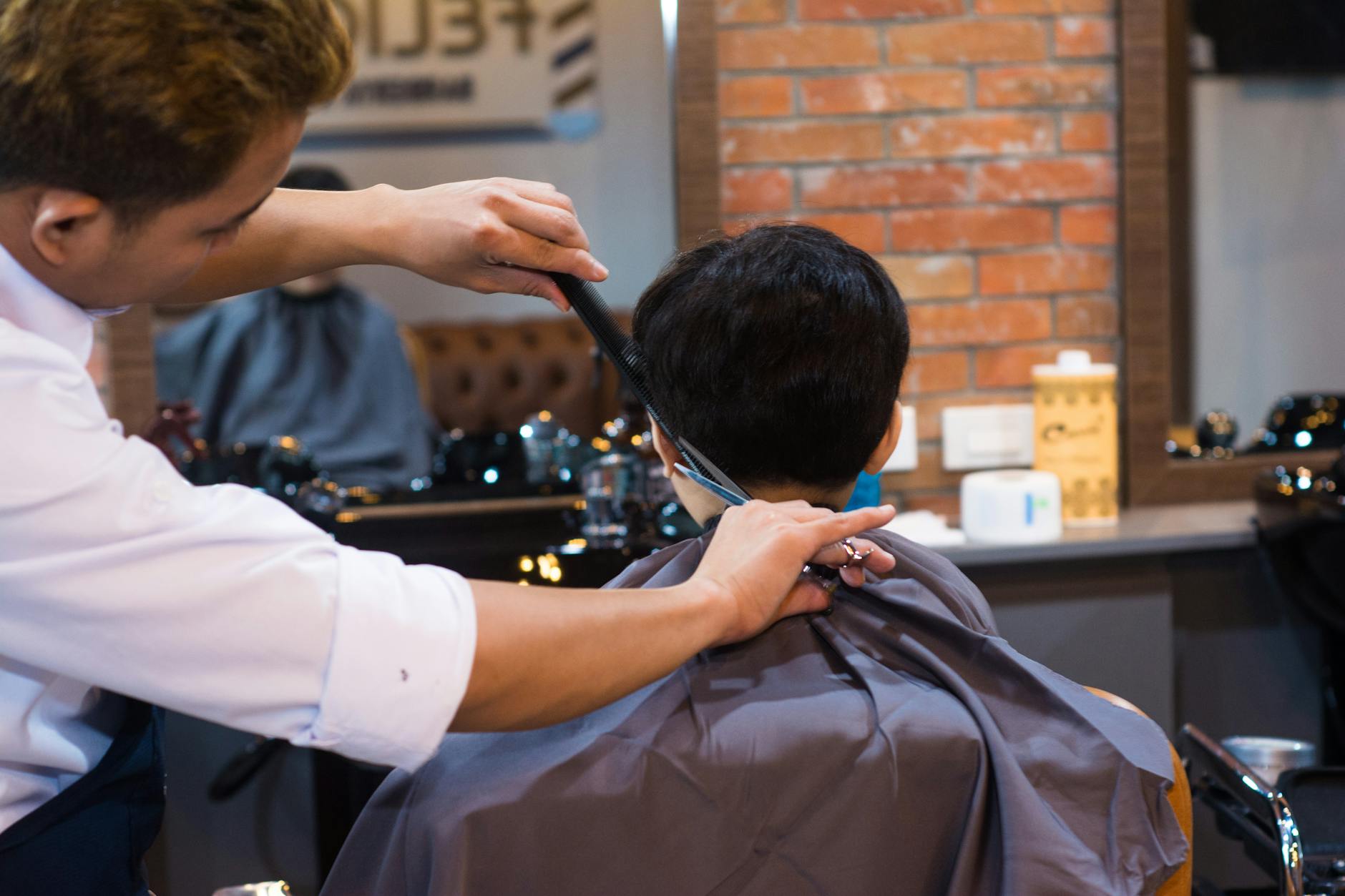 Elles opent barbershop in Hilvarenbeek en vervult jeugddroom: ‘Ook dames welkom voor een opscheertje’