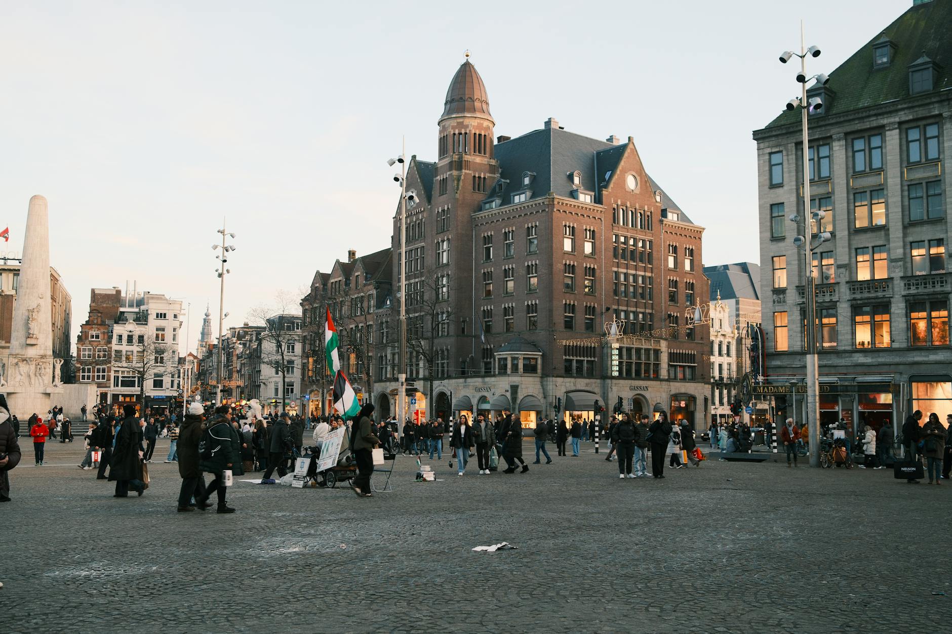 Nieuw realityprogramma in de maak over Amsterdamse pleinen: ‘Er ontstaan liefdes en sneuvelen relaties’