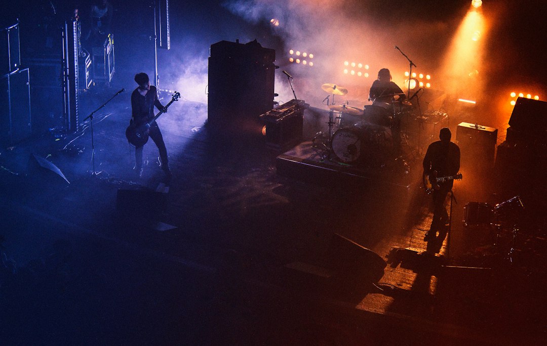 Goeienavond Rotterdam! 🌆 Vandaag aandacht voor een legendarische band die 30 jaar bestaat, een steekpartij bij station Nieuwerkerk, en waarschuwingen over de toekomst van onze haven.