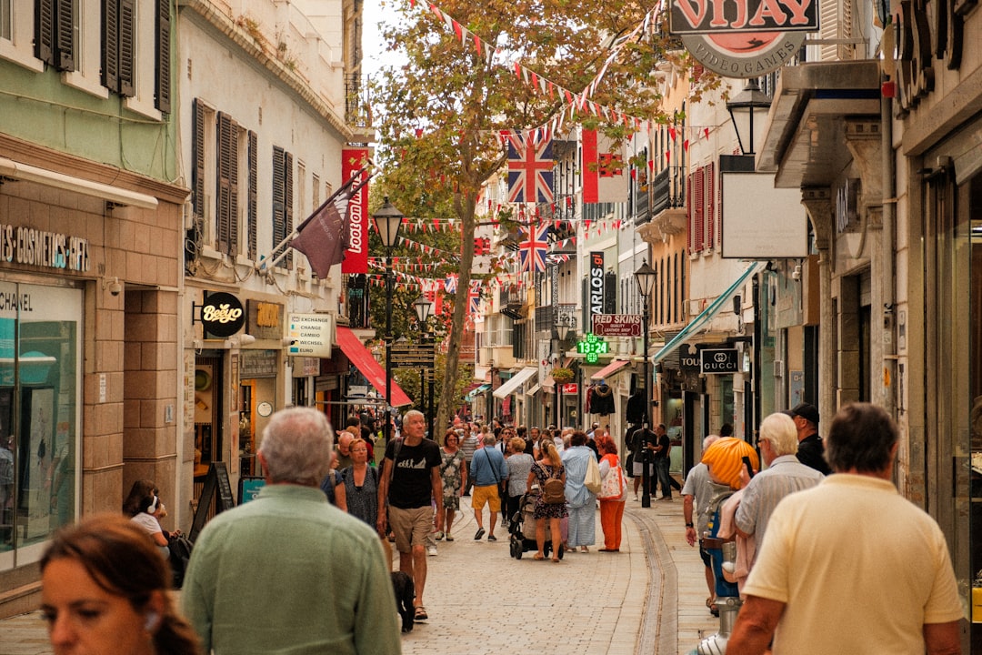 “Niet te stoppen bij het shoppen”: nieuwe campagne in Gent moet klanten naar handelszaken aan werken leiden - HLN