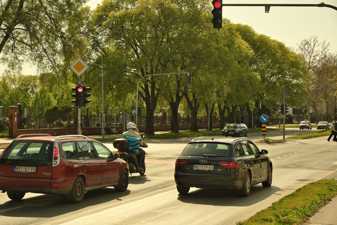 Scooter en auto botsen op kruising in Lewedorp, jongedame nagekeken - AD.nl