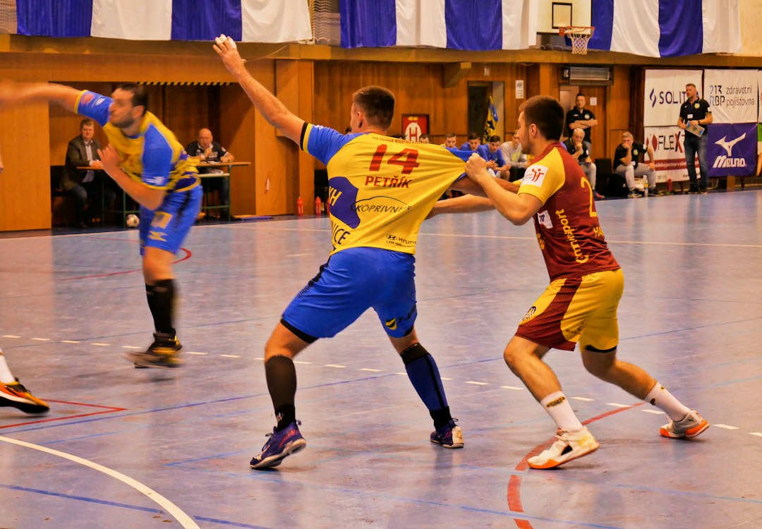 Handballers Artemis winnen weer, maar verliezen aanvoerder Sam de Vries: ‘Ik heb nog nooit zoveel pijn gehad’