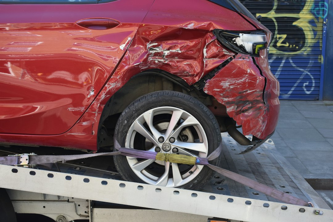 Auto vliegt uit de bocht bij afrit N207 naar Eisenhowerlaan