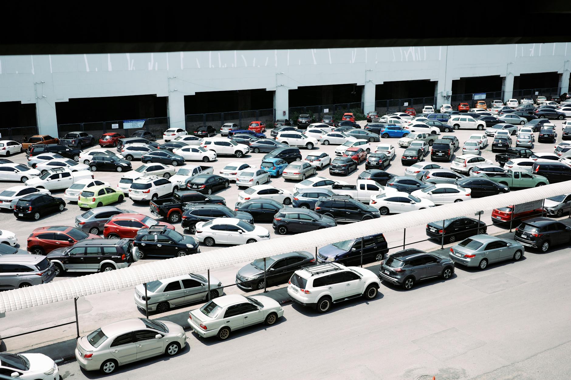 Parkeerplaatsen en wegen rond Mall of the Netherlands vol: 'Kom niet meer met de auto'