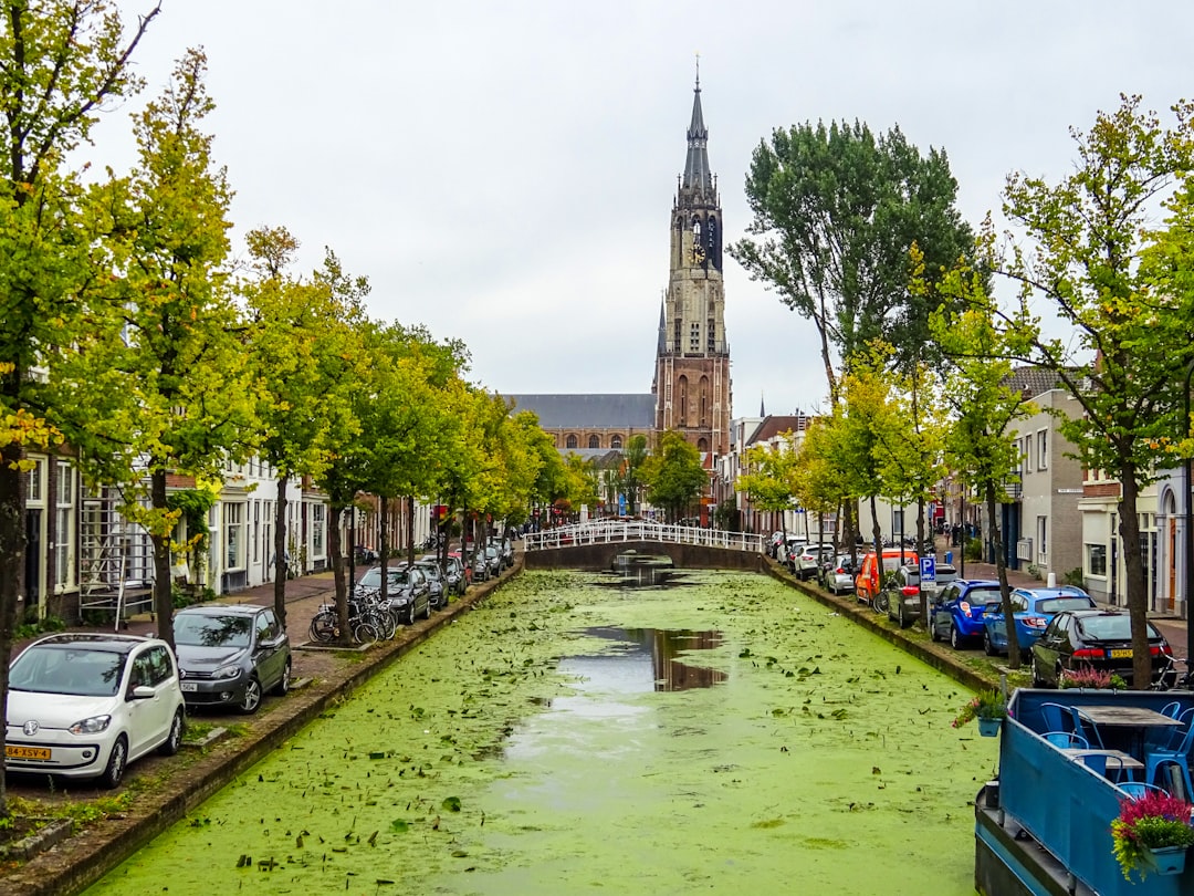 Over het water, onder het spoor - Gemeente Delft