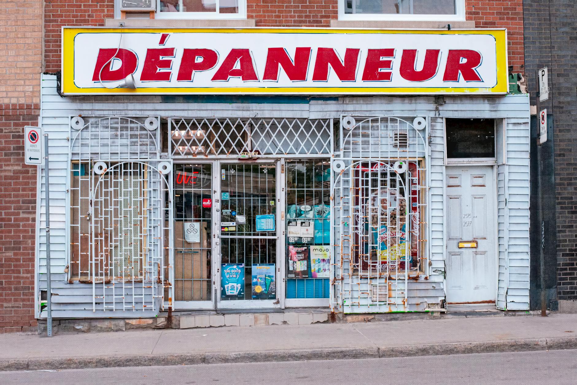 Man pleegt drie gewapende overvallen binnen een halfuur en vlucht op Thuisbezorgd-scooter