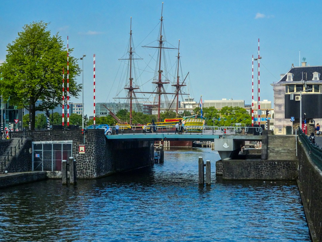 Timelapse beelden: replica VOC-schip Batavia komt aan in Amsterdam