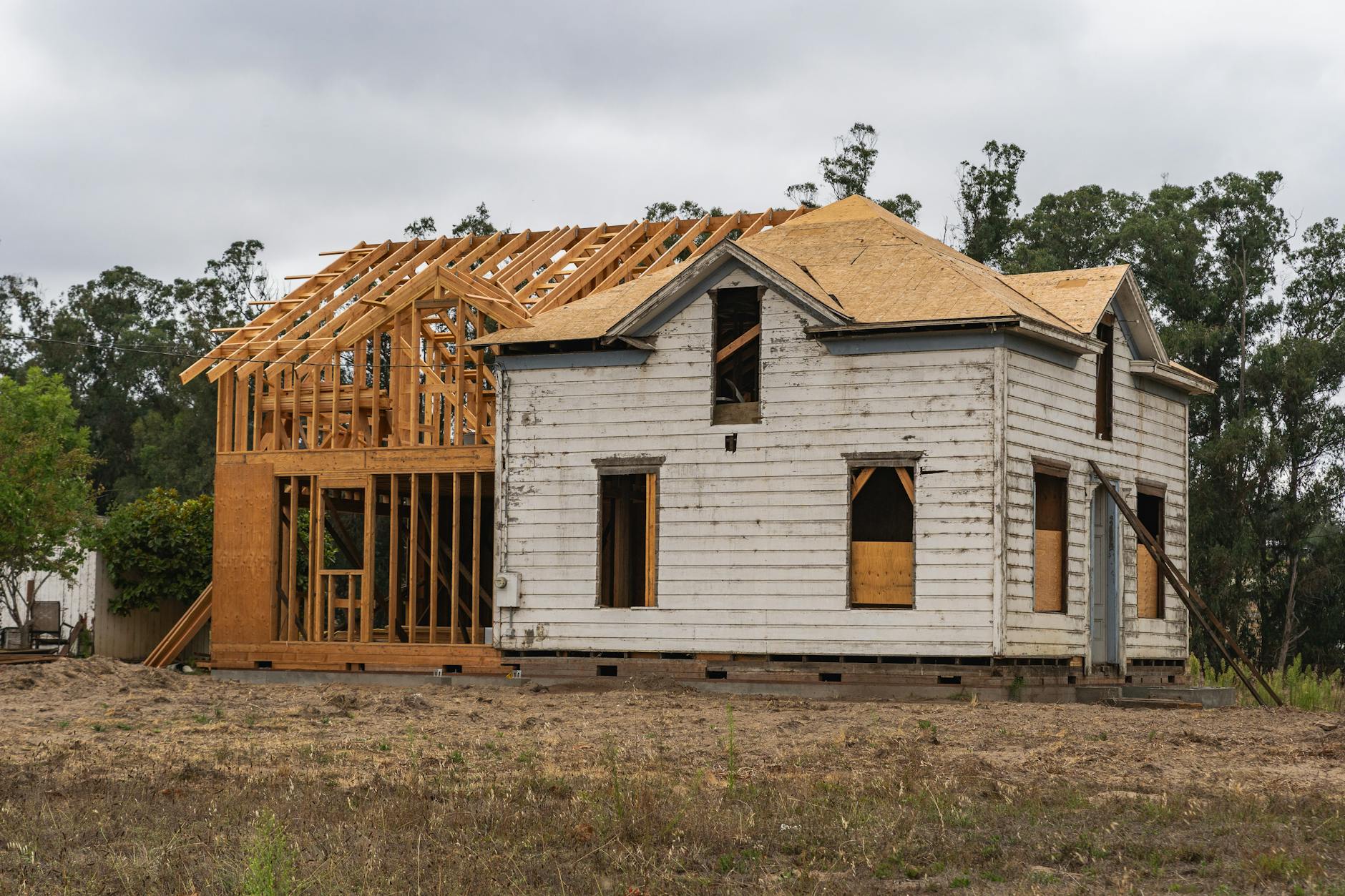 Aanvraag omgevingsvergunning voor het bestaande woonhuis wordt gerenoveerd en uitgebreid met een extra verdieping en een dakkapel aan Okeghemlaan 4 4837AV Breda gmb-2026-226335