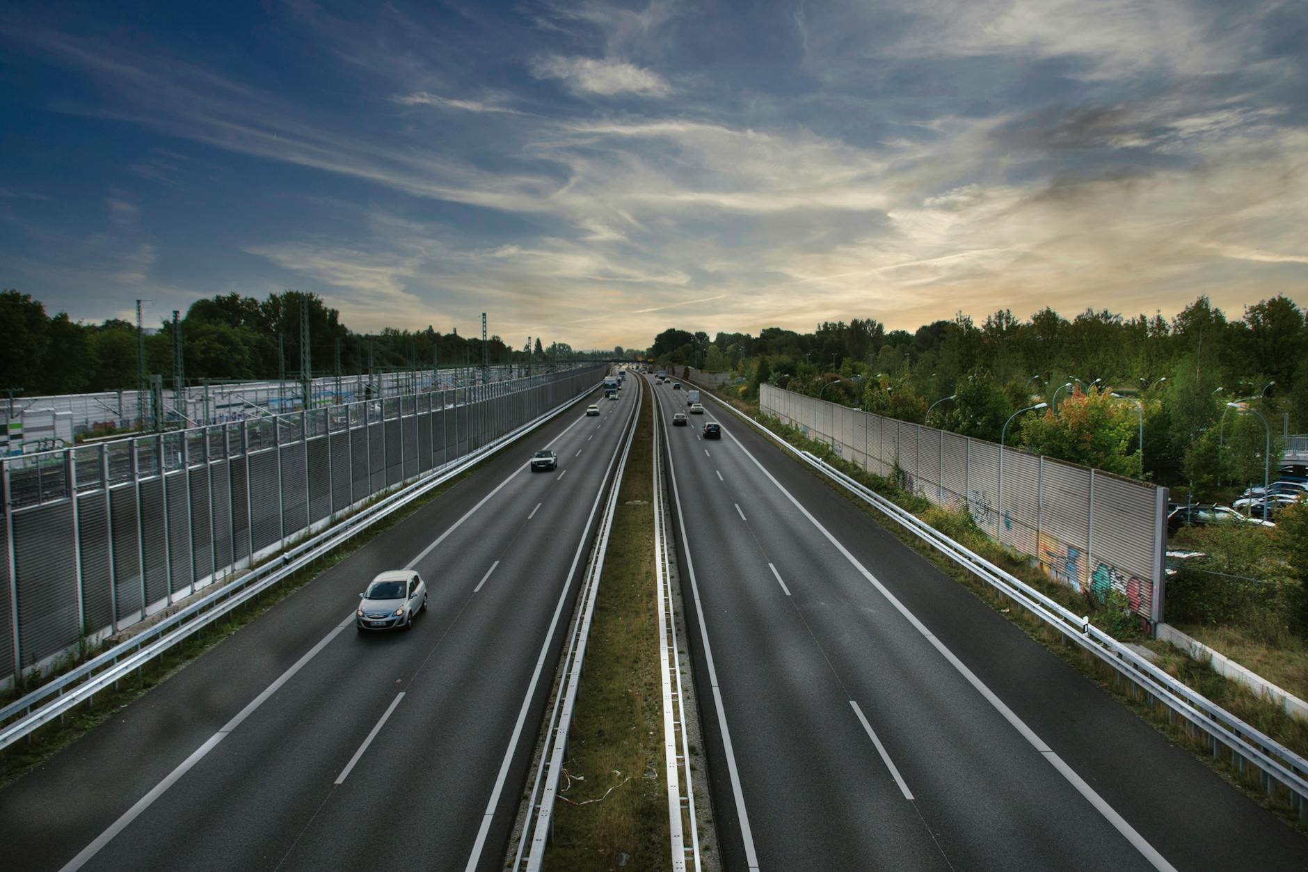 Auto botst tegen vangrail, bestuurder overleden