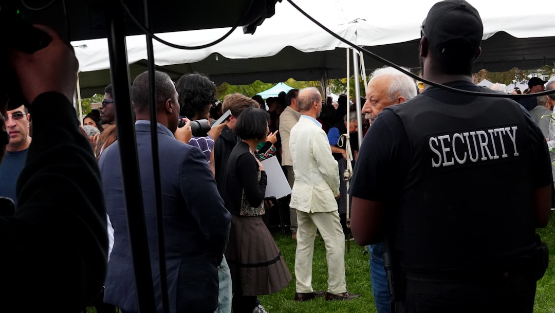 LIVE | Demonstranten met complotteksten over de Holocaust weggestuurd rond optreden Kanye West