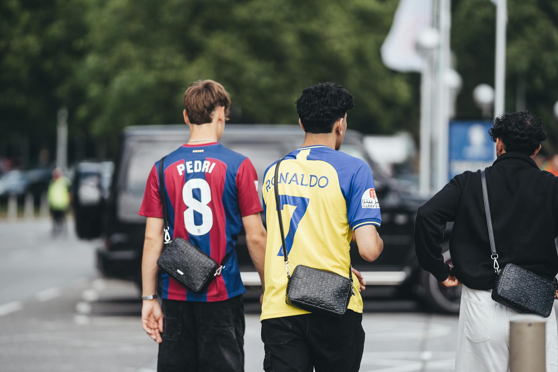 Als het Franse elftal over de blauwe loper gaat in Clairefontaine, speelt maar één vraag: wie ziet er het coolst uit?