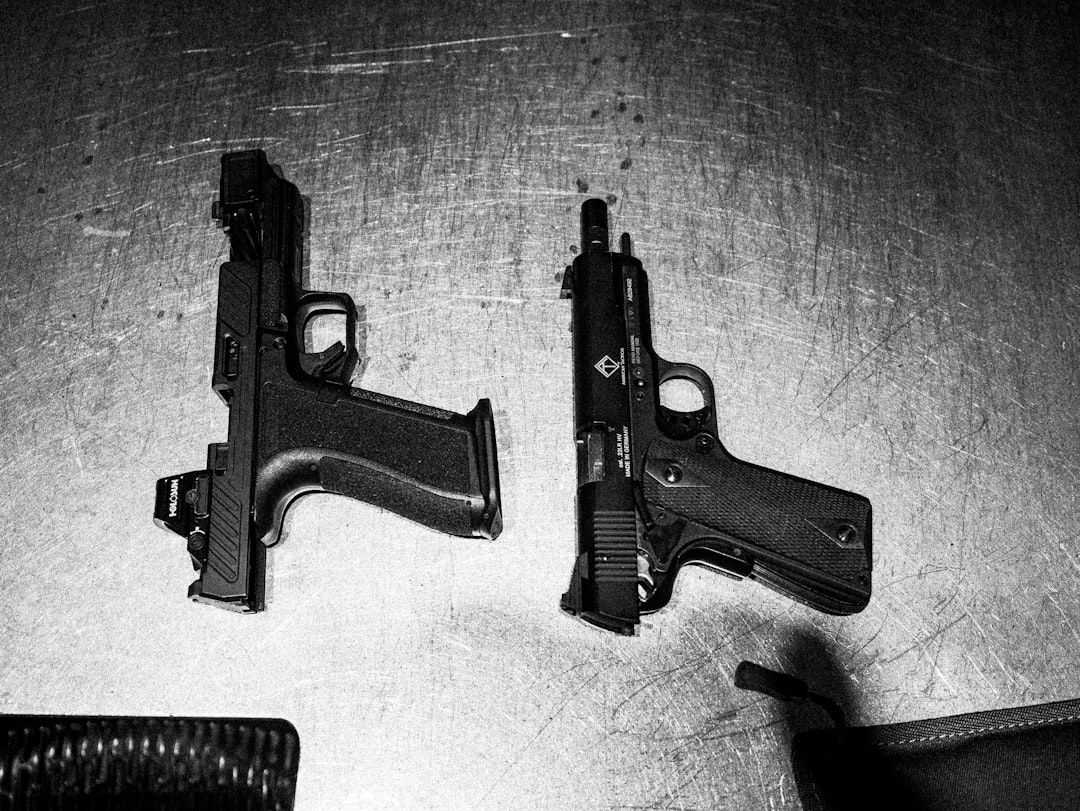 Emmen - Twee mannen aangehouden na vuurwerk- en drugsvondst in woningen en loods in Emmen