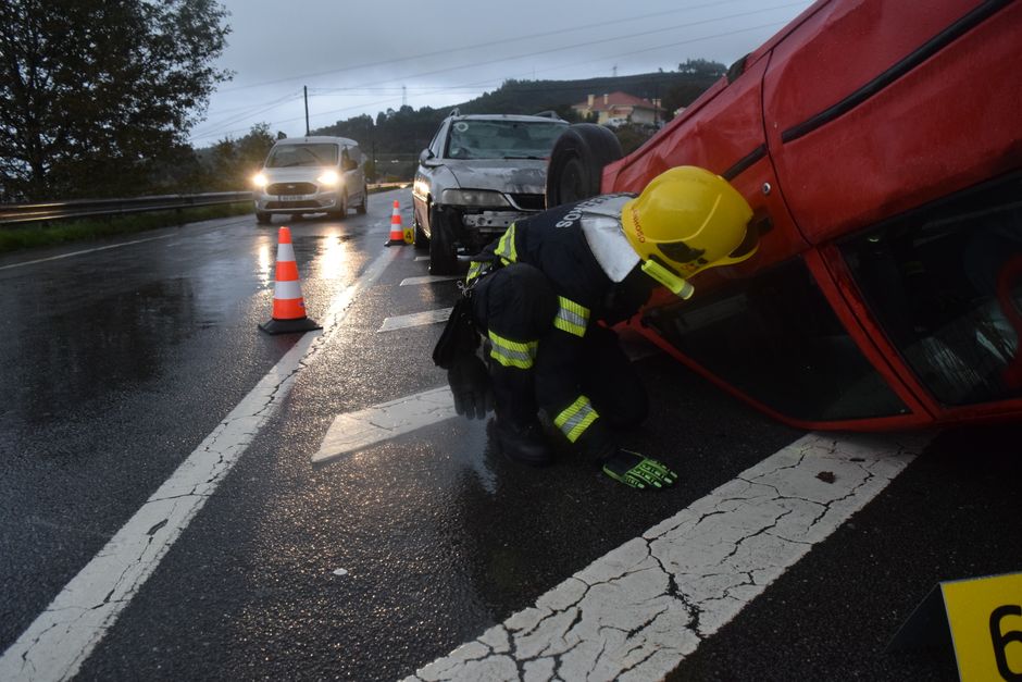 Automobilist belandt met auto ondersteboven op steiger Botlekbrug