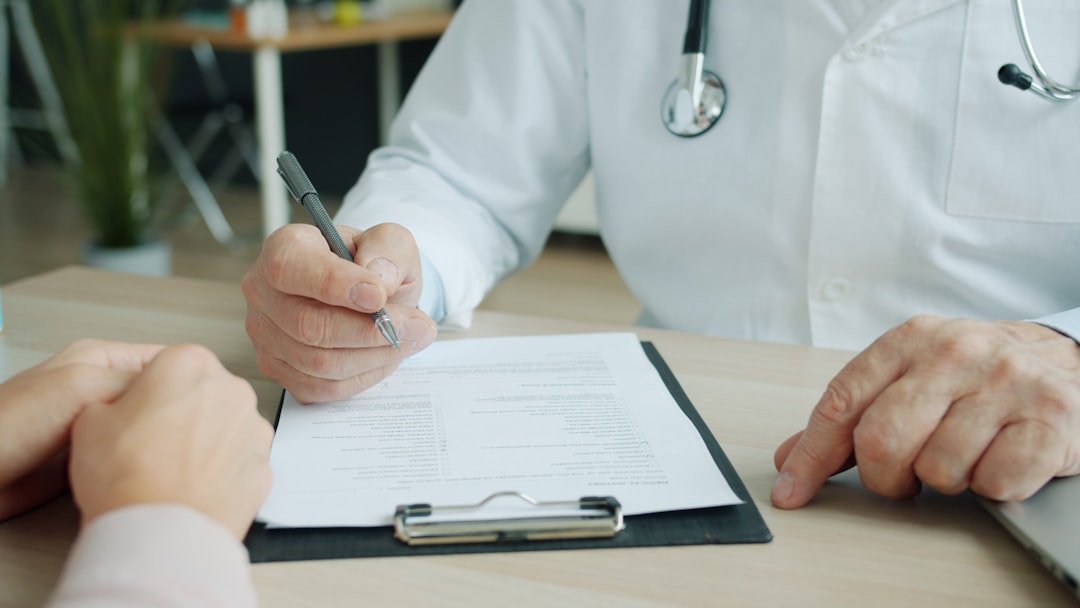 Tijdens corona hamerde epidemioloog Amrish Baidjoe op snel ingrijpen. Huisarts Rob Elens promootte intussen een onbewezen medicijn