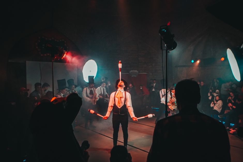 VIDEO Cultuurfestival Zomer van Antwerpen pakt uit met circusvoorstelling om waterschaarste in Guinee aan te kaarten - VRT