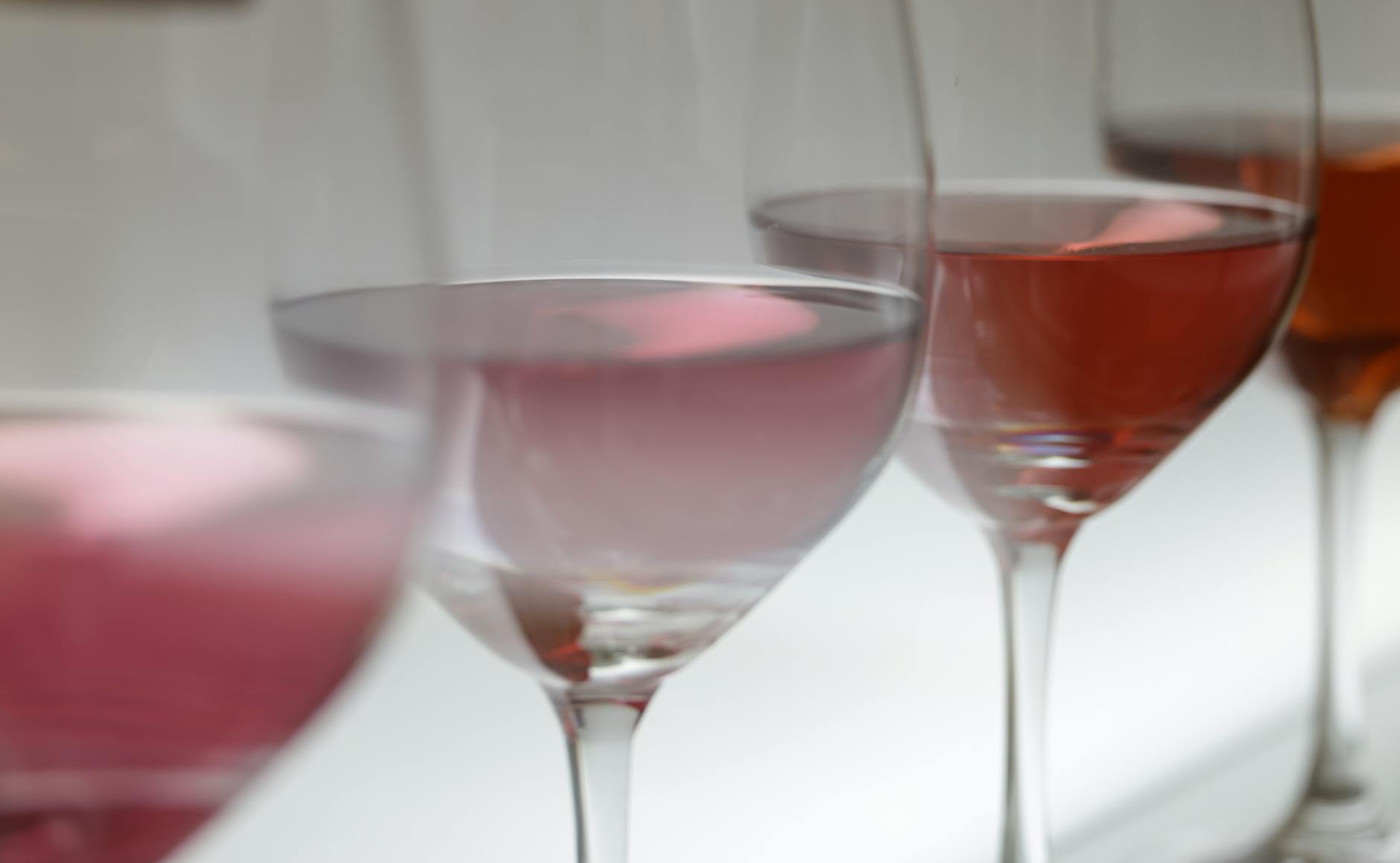 Kenners testen de goedkoopste rosés uit de supermarkt: ’Dit ruikt naar natte vloer’