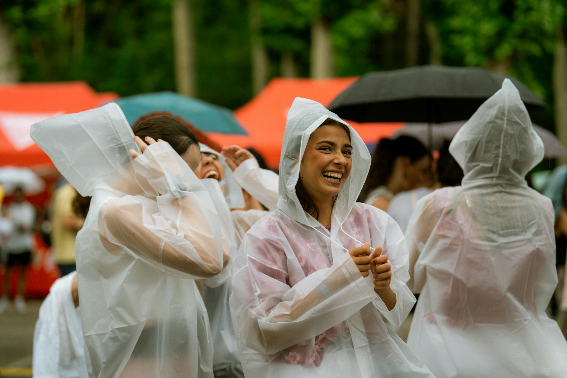 Regen en 11 graden op Hemelvaartsdag: Twentse evenementen afgelast, maar feest bij Antje en Billie gaat door