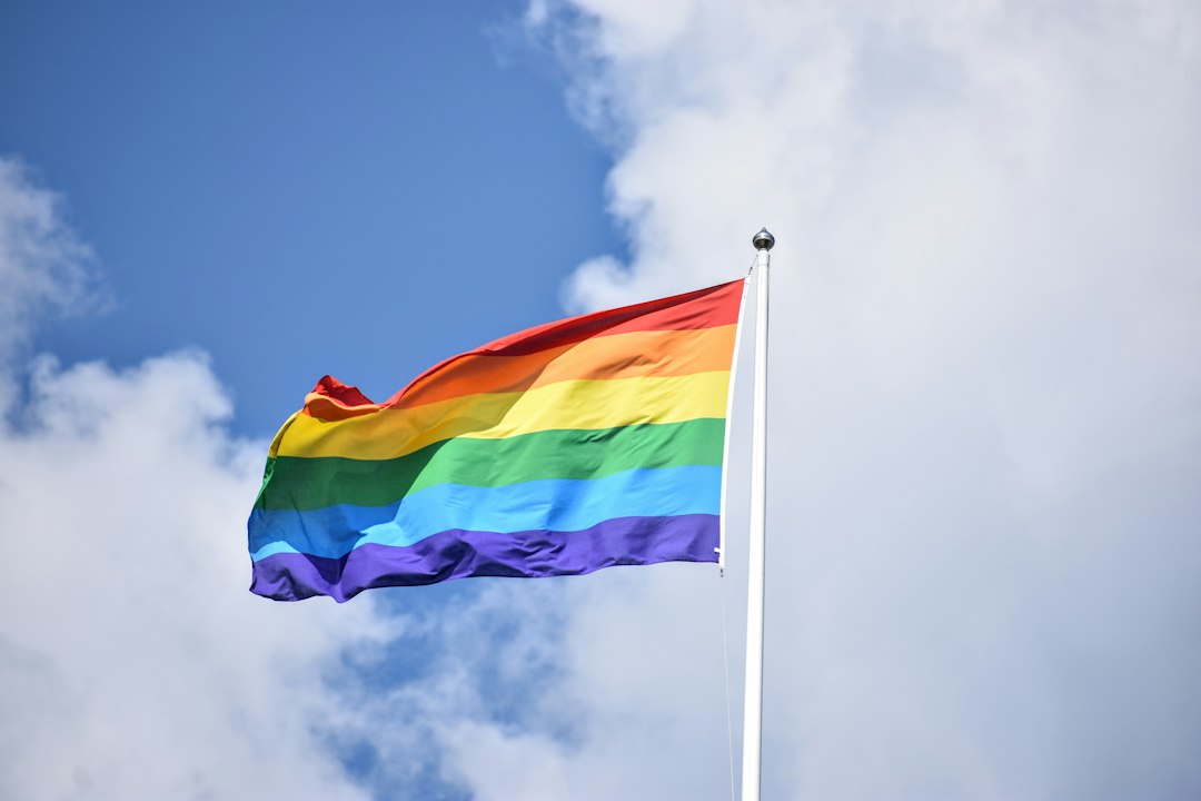 Regenboogvlag gehesen bij gemeentehuis: “Ook in Krimpen aan den IJssel mag je er zijn als LHBTI’er”