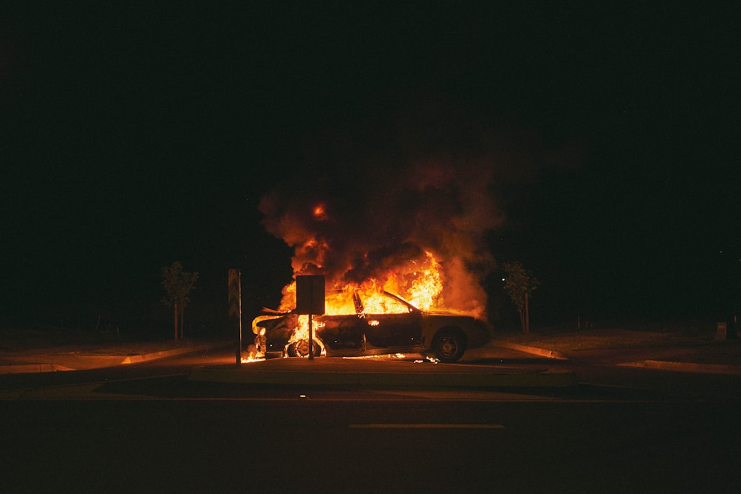 Auto verwoest na felle brand | Vader mishandeld in bijzijn van zoons