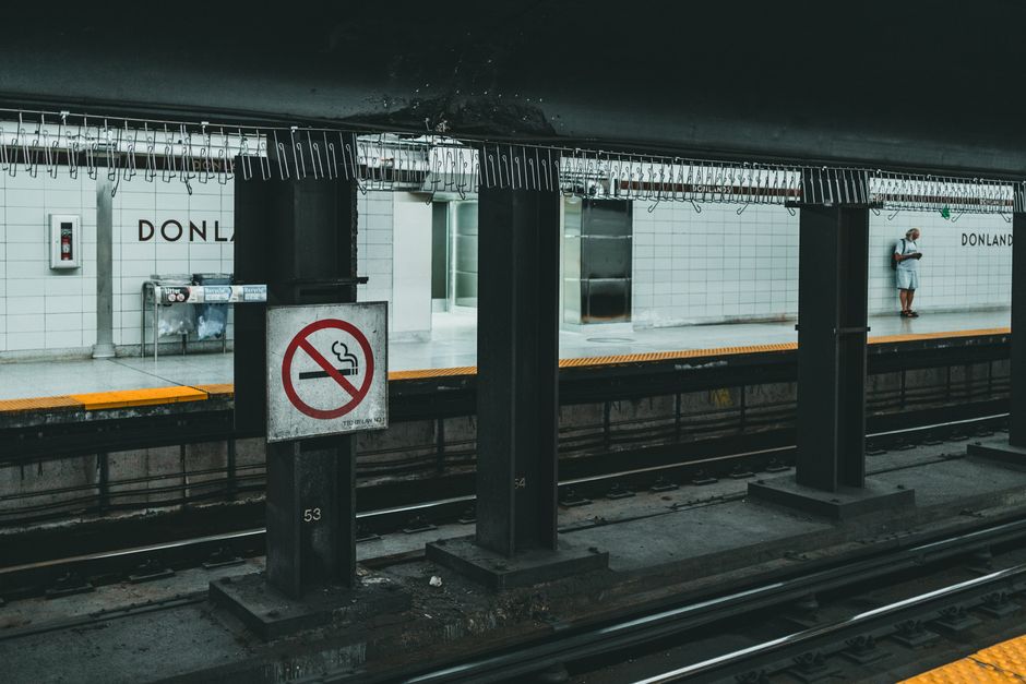 Rookontwikkeling in metrostation Blijdorp vlak na start van de Zomercarnaval straatparade