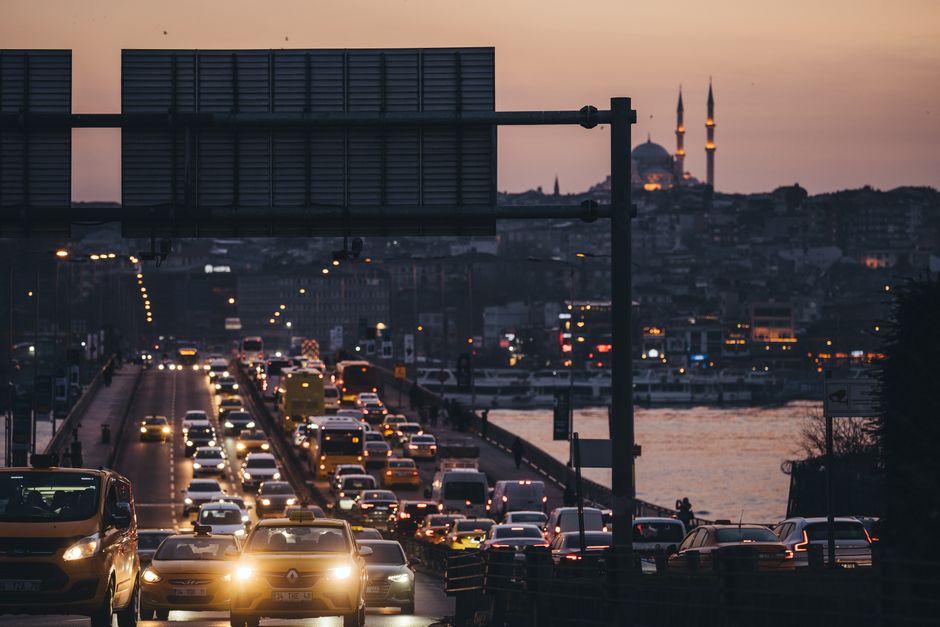 Verkeer oude Suurhoffbrug blijft over vluchtstrook: schade loopt op tot 600.000 euro per dag
