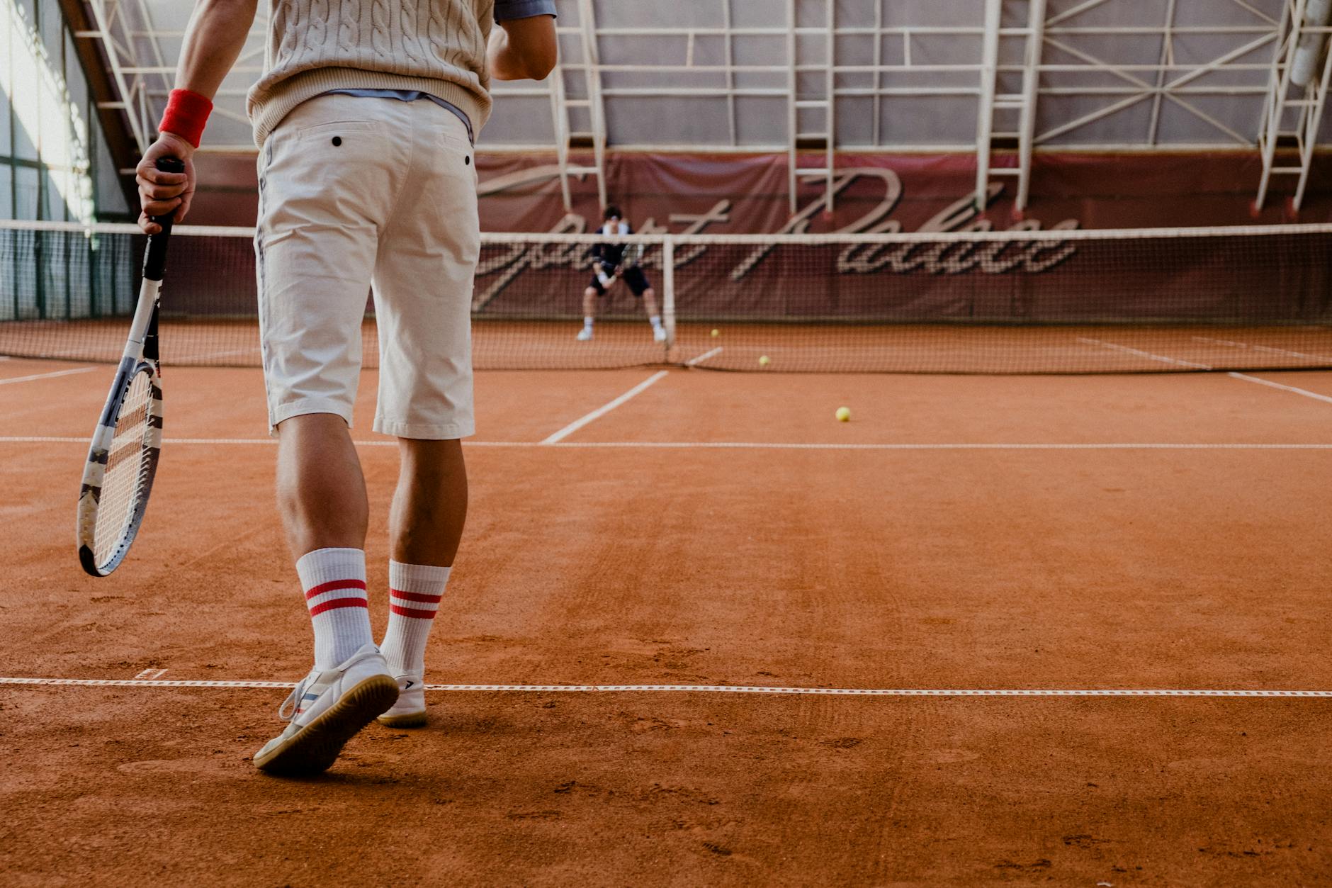 Toptennisster zorgt voor hilariteit met pikant standbeeld en schakelt laatste Nederlandse in Rome uit