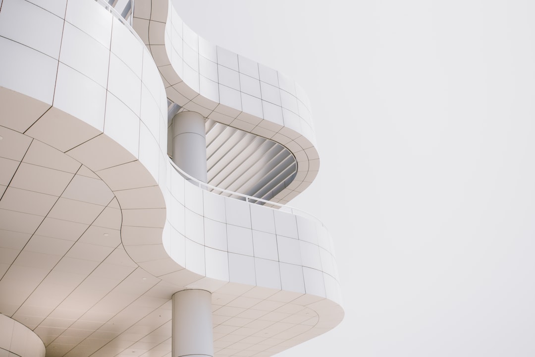 Meningen over Rotterdam Rocks verdeeld: futuristisch gebouw roept bewondering én afkeer op