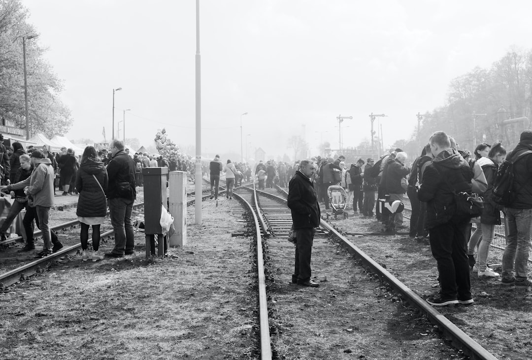 Activisten van Geef Tegengas blokkeren voor de vijfde dag op rij de havenspoorlijn