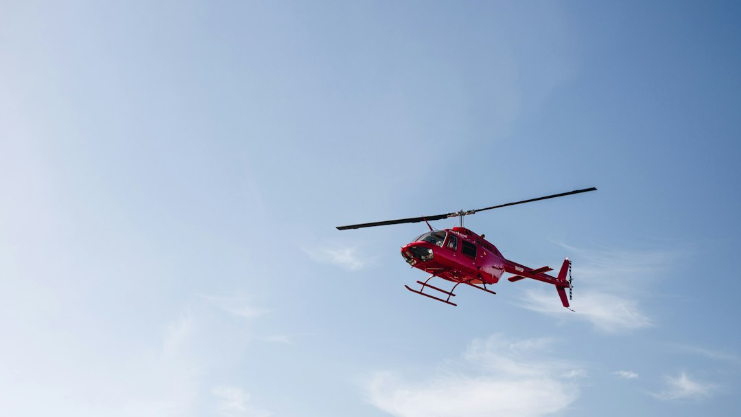Bas Smit vliegt met helikopter door Nederland om te padellen voor kinderen met nierziekte