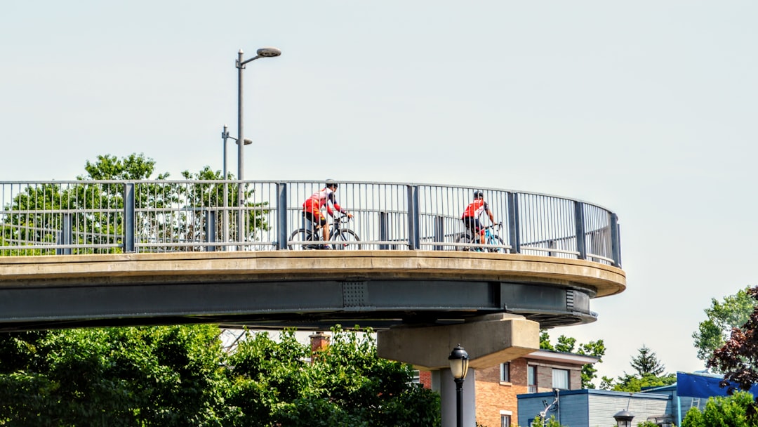 Nieuwe wandel- en fietsbrug ligt aangemeerd in Hasselt: “Alles is klaar voor installatie donderdag” - HBVL