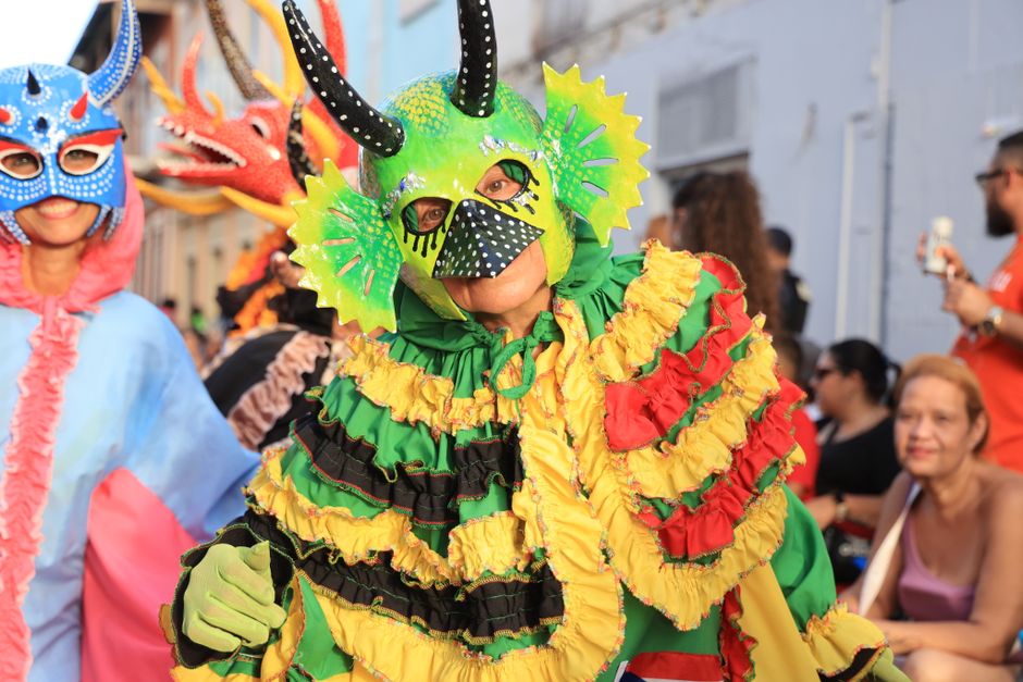 De Zomercarnaval straatparade is los en de sfeer zit er goed in!