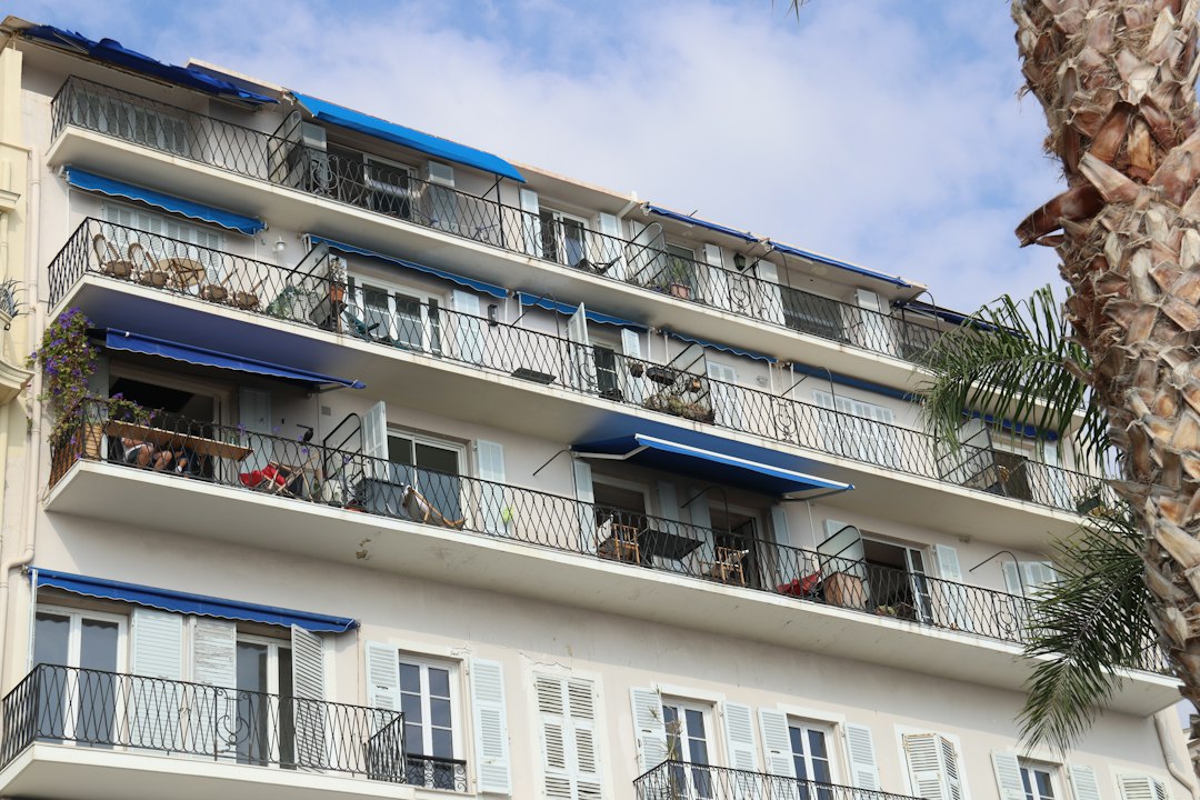 Zonnescherm op Vlaardingse flatwoning raakt los door wind
