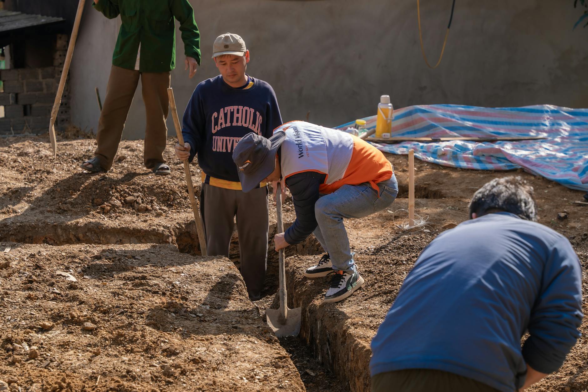 Vrijwilligers bouwen historische plaggenhut in de Achterhoek