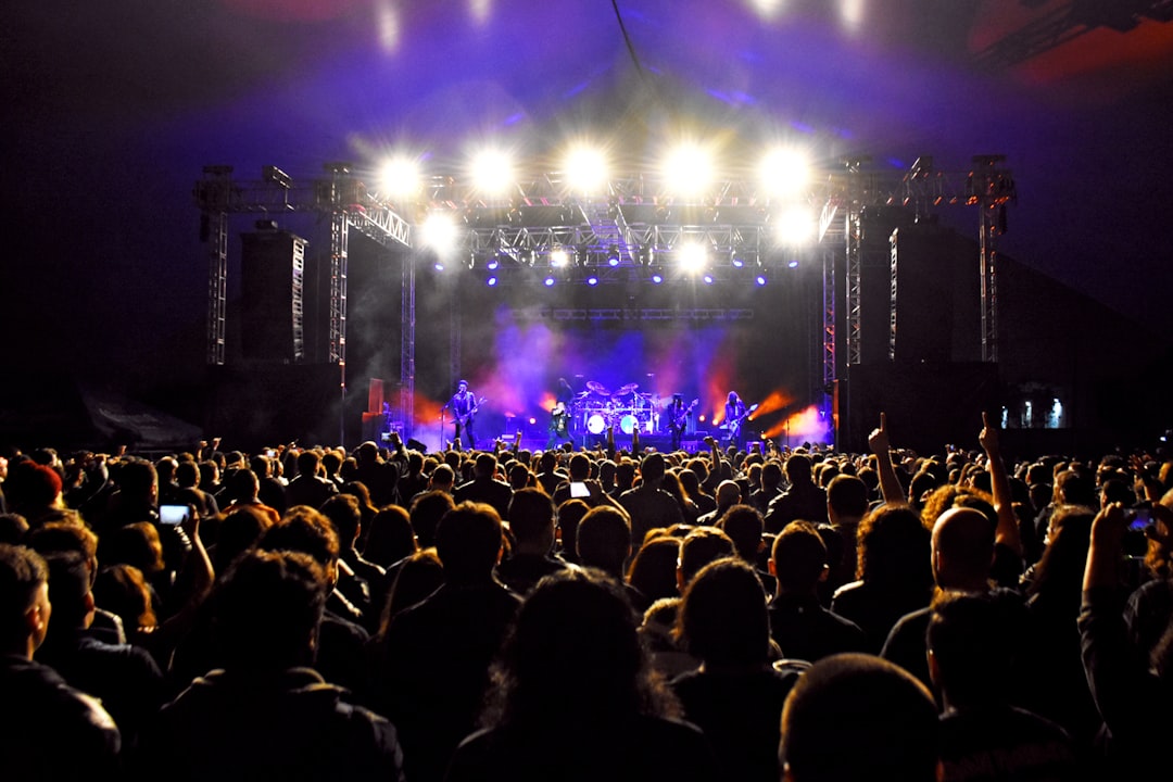 LIVE | Omstreden concert Kanye West begonnen, rapper staat op projectie van gigantische wereldbol