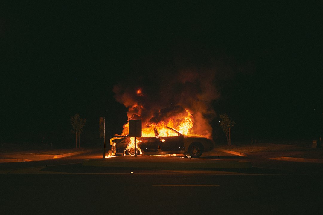 Auto vliegt in brand in Rotterdam-Katendrecht