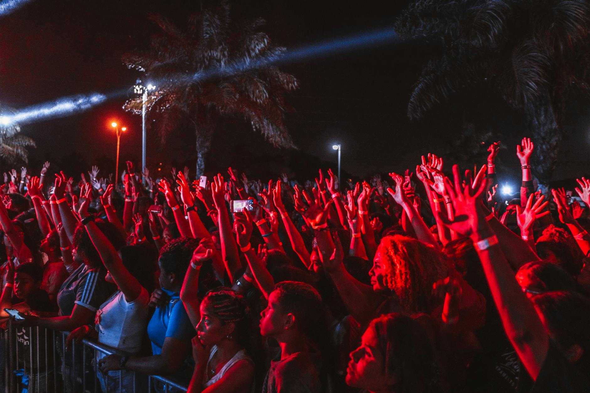 Tijdens Koningsdag pakt het ene Rotterdamse festival het groots aan, terwijl de ander vecht voor bestaan