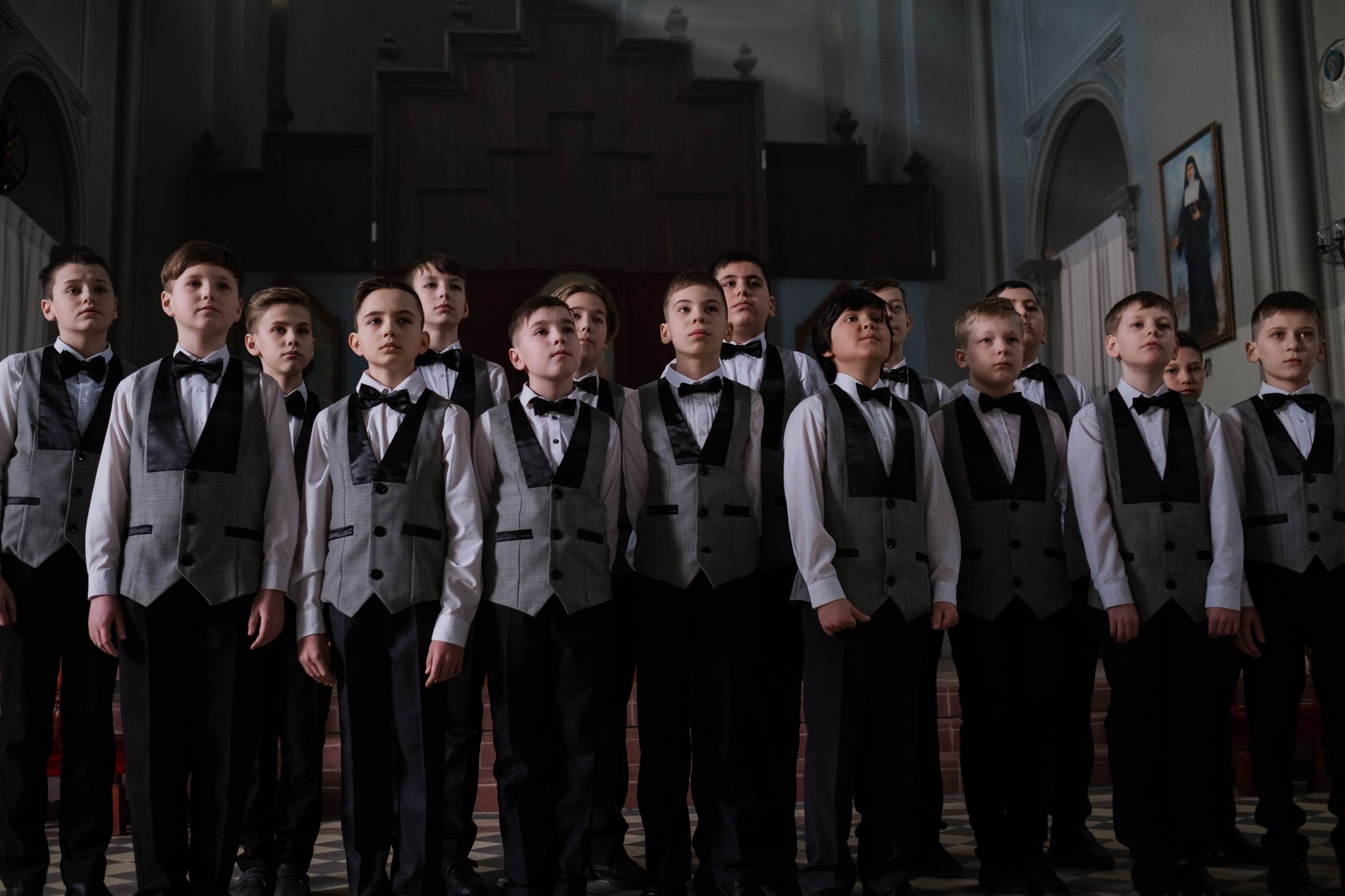 Jonge leerlingen met musicalsterren op podium voor Tom Odems Awards