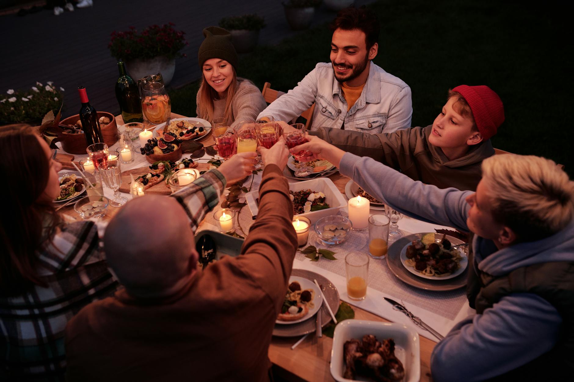 Iedereen telt mee: straatdiner brengt Rotterdammers samen na ETHOS-teldag