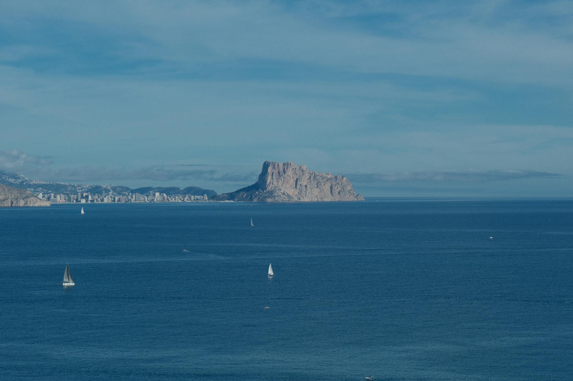 Video | Zeilboot loopt op de klippen voor de Spaanse kust