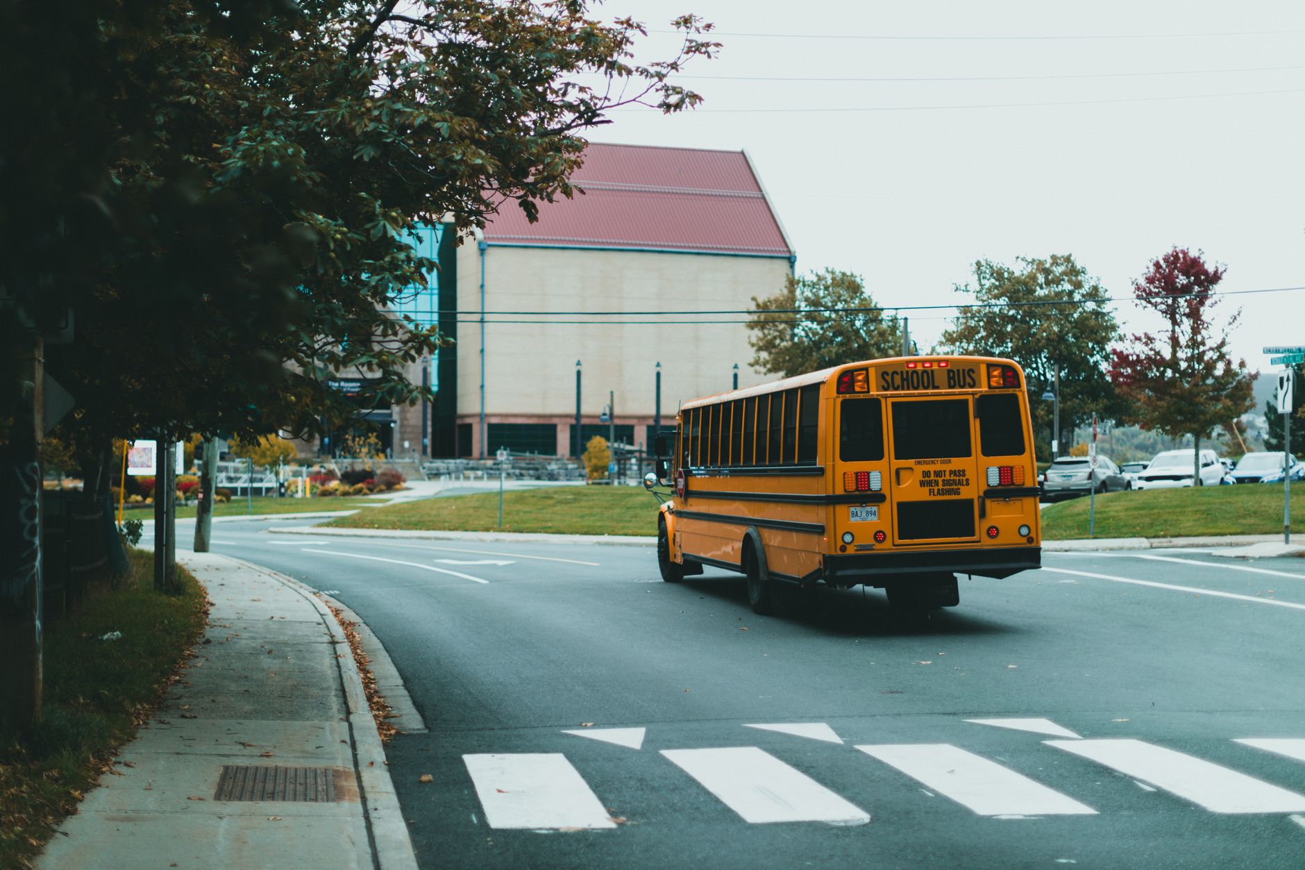 Na dodelijk ongeluk Buggenhout rijdt weer schoolbus van zelfde bedrijf over gesloten overweg