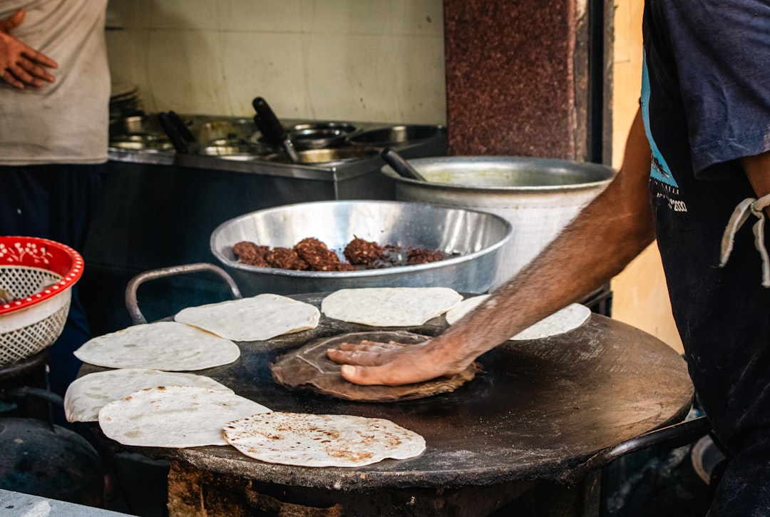 Aanhoudingen voor uitbuiting en mensensmokkel bij Indiase restaurantketens, waaronder in Utrecht