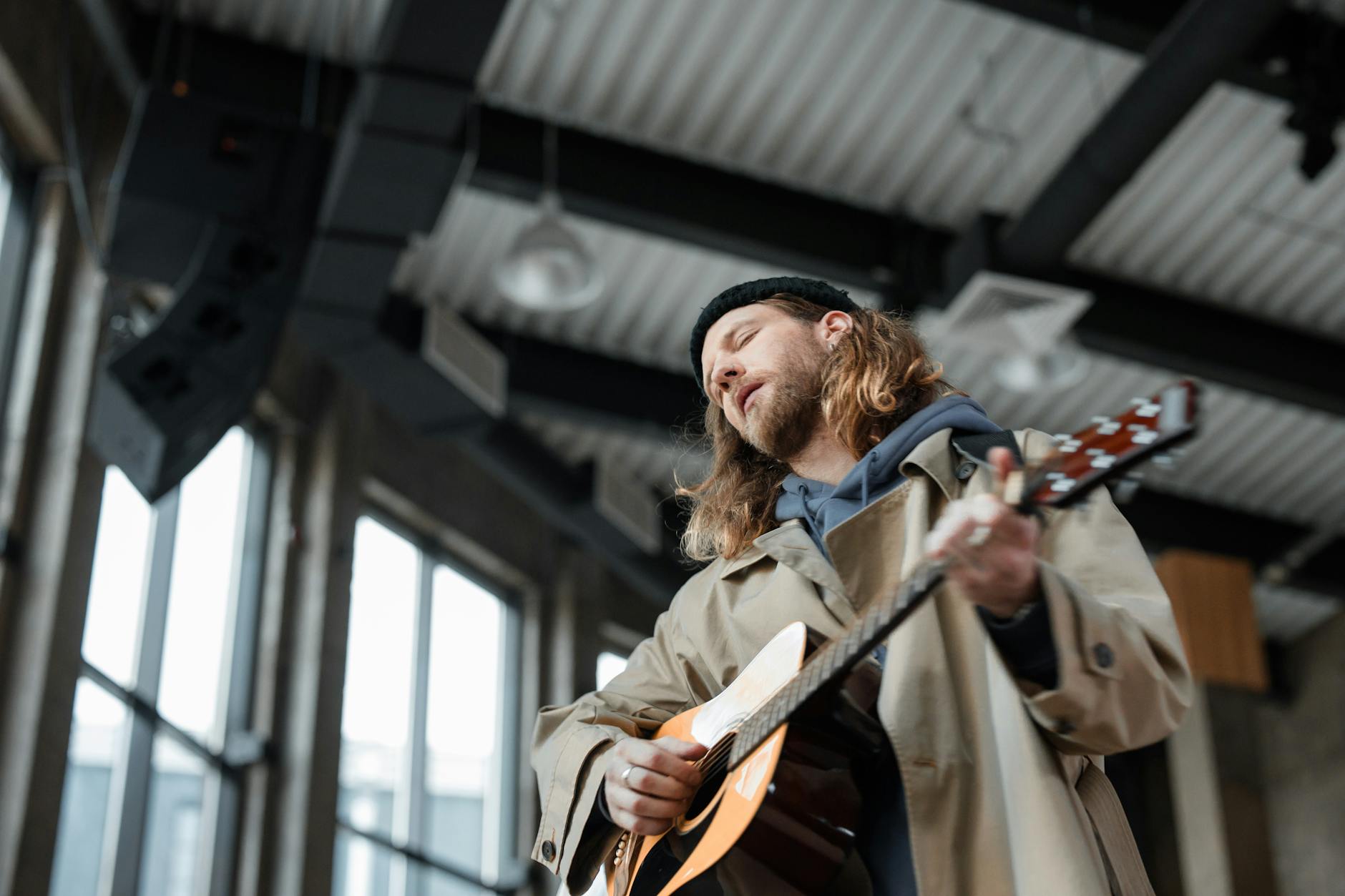Troubadour Meindert Talma maakt lied over Twentse anti-held  Andy Vrielink: ‘De wereld is toch al kapot’
