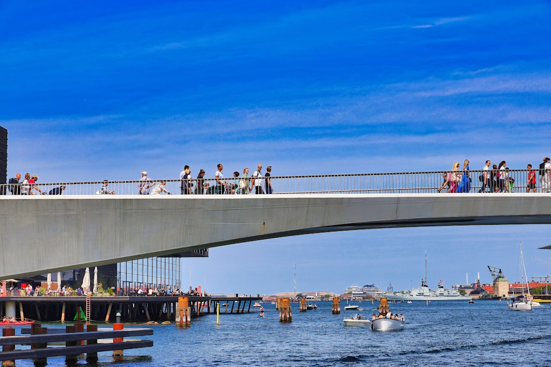 Nieuwe voetgangersbrug over Quartier Bleu in Hasselt is per schip onderweg vanuit Temse: "Een technisch hoogstandje" - VRT