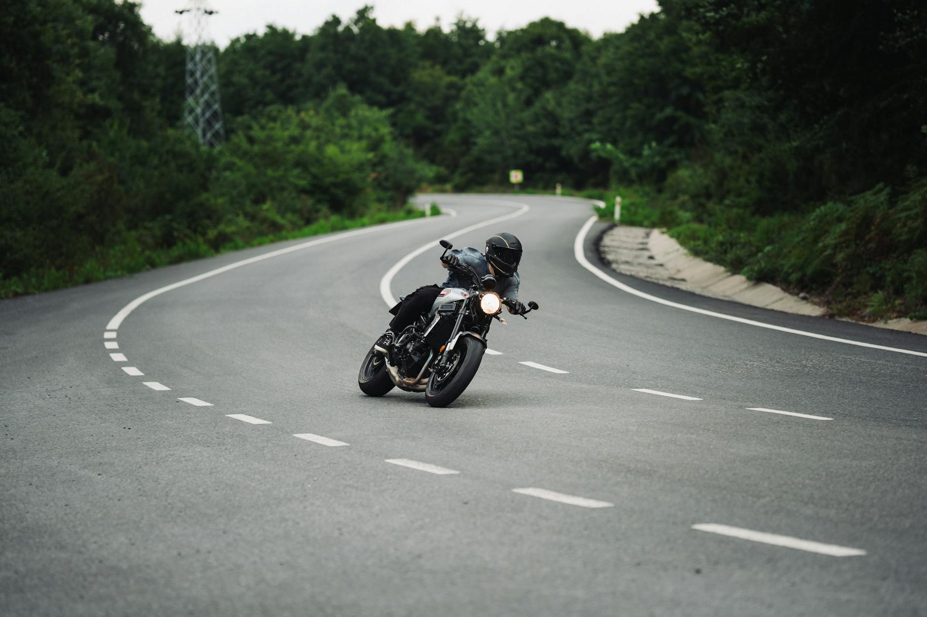 Motorrijder naar het ziekenhuis na eenzijdig ongeval Vrouw in scootmobiel rijdt van de dijk af