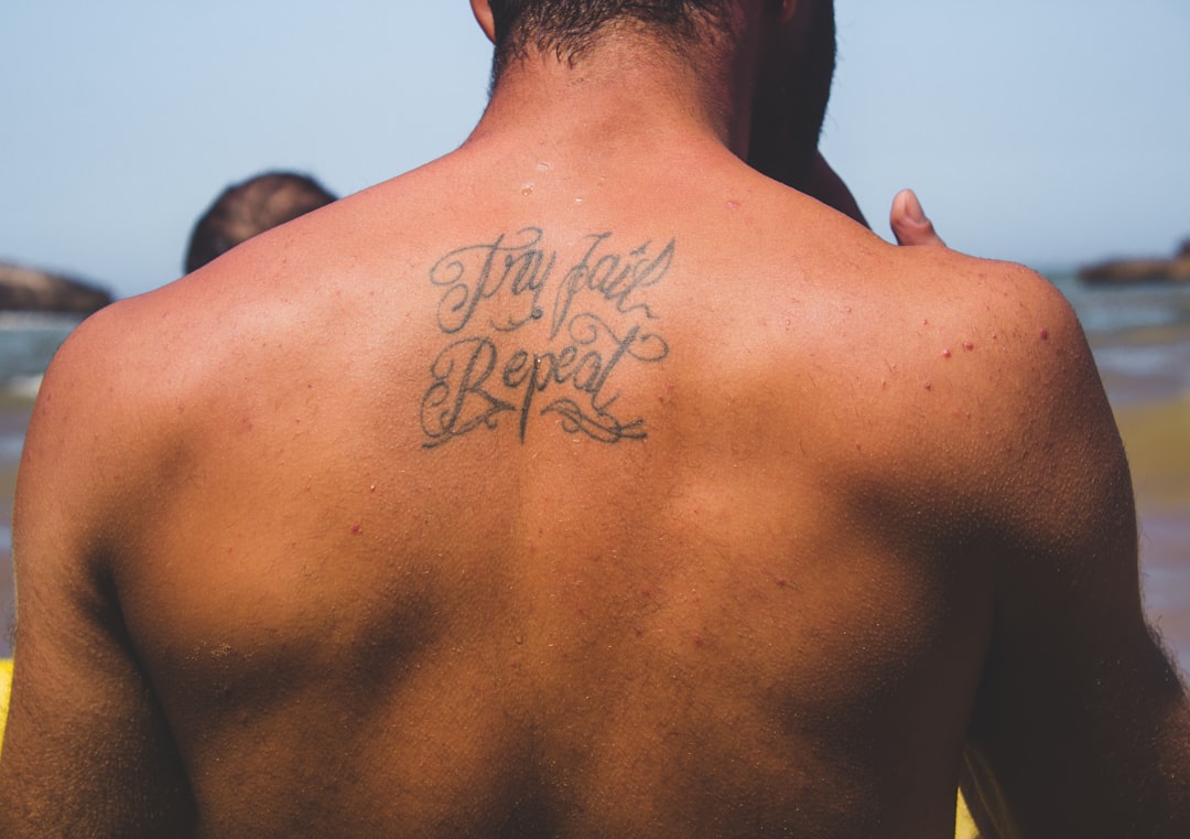 Ludy (62) wilde nooit een tattoo, tot zijn kleinzoon stilgeboren werd: ‘Ik draag hem nu altijd bij mijn hart’